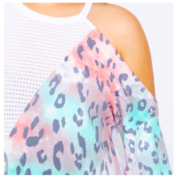 ❤️Plus Size Leopard Print Cold Shoulder Top - Picture 4 of 5